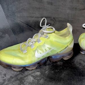 Size 7 yellow/green Nike vapor max -sat in closet barely worn